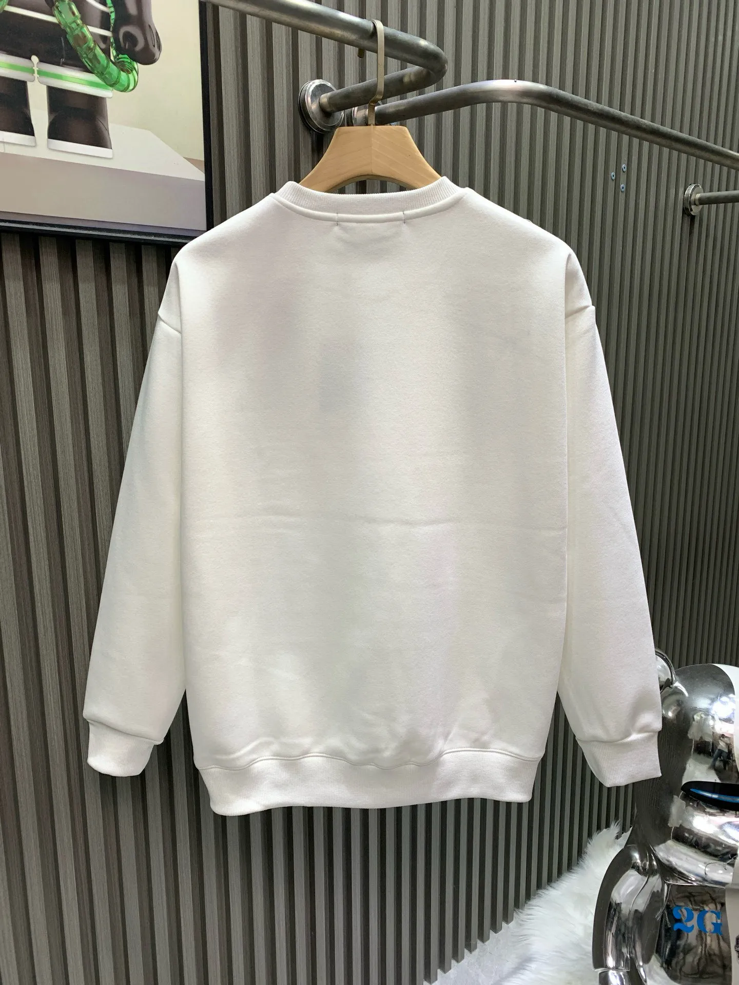 🅿️250 🀄️ Louis Vuitton "LOUIS VUITTON Louis Vuitton" 255SS classic round neck sweatshirt 400 grams pure cotton ➕ silver fox velvet Customized fabric 400 grams large terry high weight 100% pure cotton Double needle stitching cross-stitching technology Matching the same cylinder 1x1 tight high weight thread Threads have width Same style for men and women Official website details are consistent Three standards are complete Differentiate between market currencies and feel free to compare OS versions. Can be worn up to 220 pounds without any pressure. The upper body is comfortable and stylish.